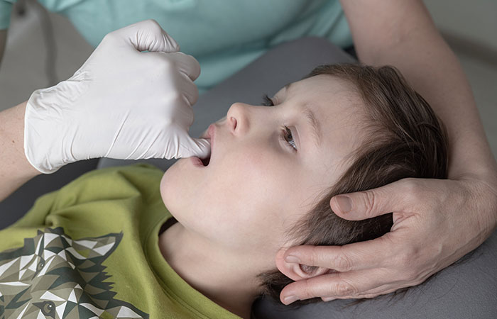 Kind wird für Kiefergelenksbeschwerden behandelt